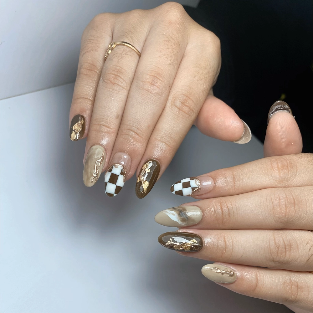 Inovasi seni nail art dari She Beauty Bar di Semarang, menampilkan kombinasi catur klasik dan sentuhan emas glamor, menciptakan karya seni kuku yang unik dan elegan, sempurna untuk penampilan yang menawan dan berkelas.