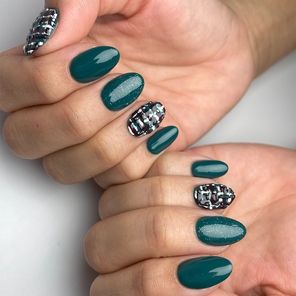 Kuku yang dihiasi dengan seni nail art canggih dari She Beauty Bar di Semarang, menampilkan kuku berwarna hijau zamrud yang elegan dan aksen mozaik berkilau yang unik, menciptakan tampilan yang modern dan menawan untuk para pelanggan yang menghargai keindahan dan gaya.